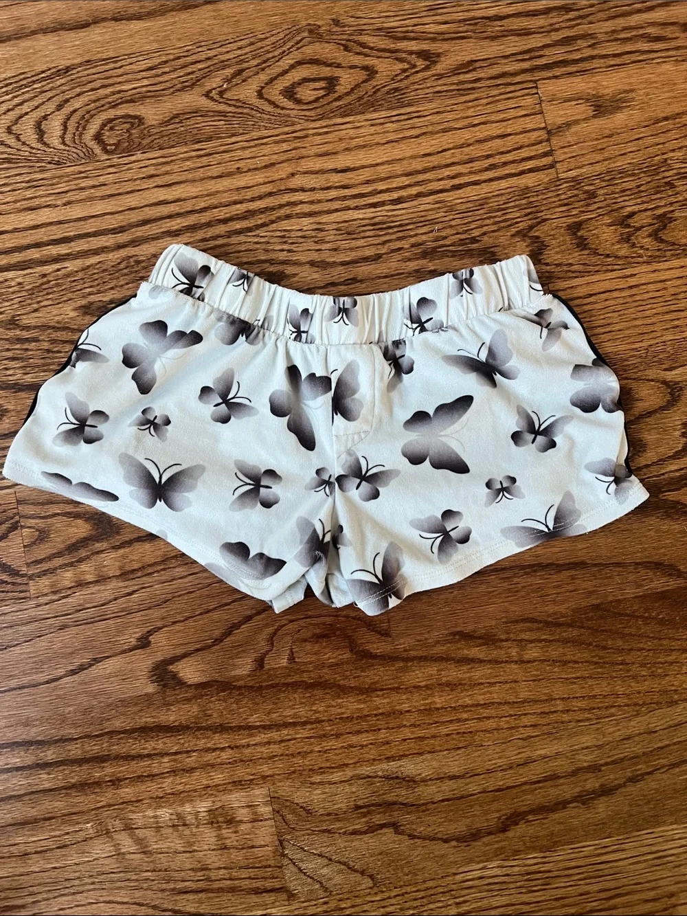 Women’s Butterfly Print Elastic Waist Shorts - beige with black butterflies